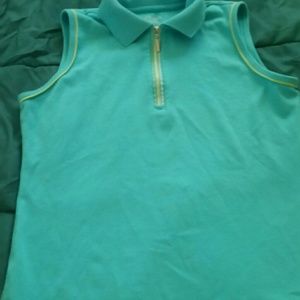 Sleeveless golf shirt